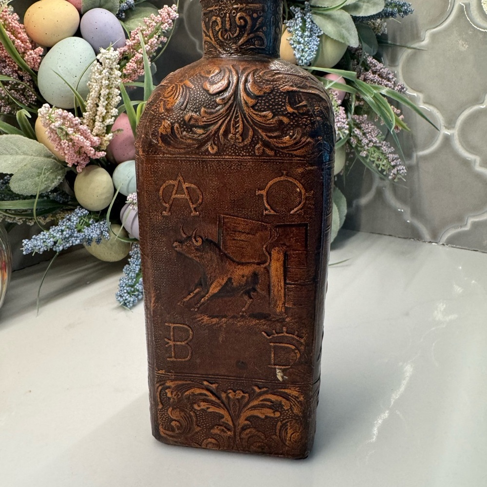Vintage Miguel De Cervantes leather embossed decanter - Picture 2 of 6